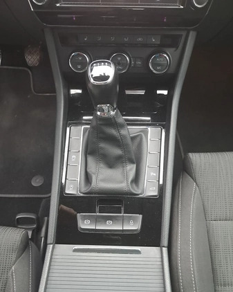 Skoda Superb cena 69900 przebieg: 142000, rok produkcji 2017 z Rymanów małe 466
